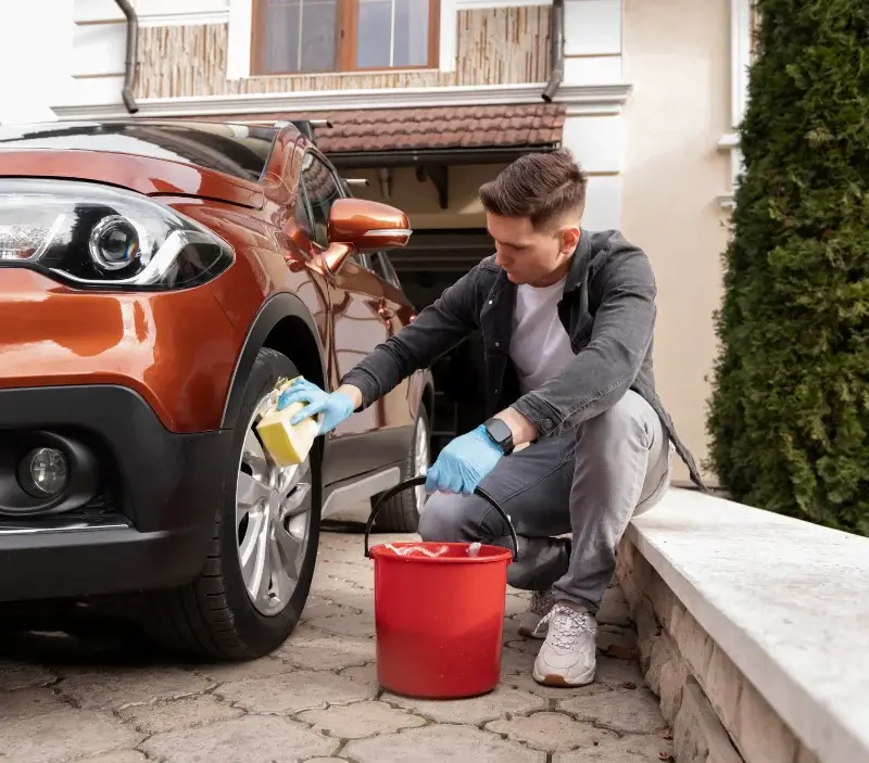 Lavage auto à domicile Latronquière : professionnel intervenant sur un véhicule